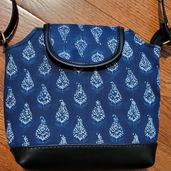 Batik blue Indigo flap top crossbody Indian adjustable purse with zippers - Picture 3 of 9